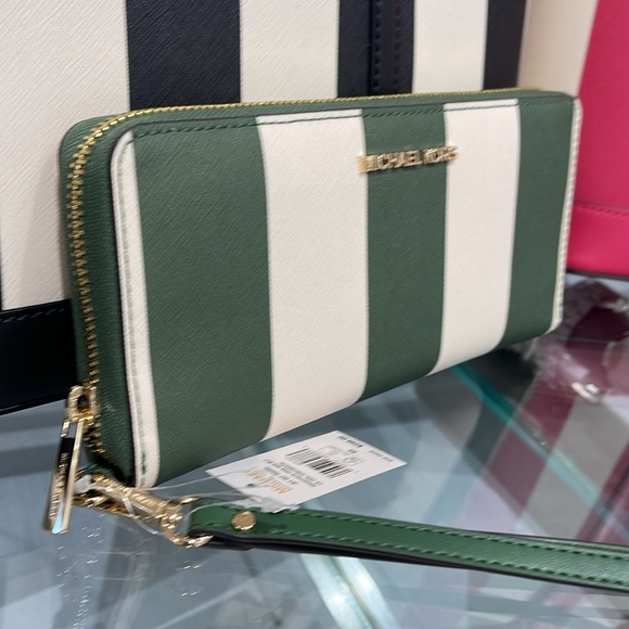 MICHAEL KORS JST
Leather Continental Wristlet Phone Case Wallet
Fern Green
NWT - Picture 12 of 16